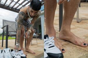 Anuel así mostró sus uñas pintadas de negro.