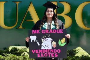 Joven se gradúa en odontología por vender elotes