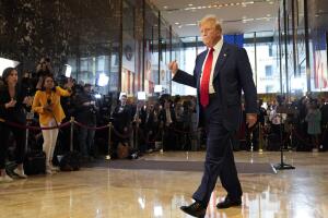 El expresidente Donald Trump hace un gesto al salir de una conferencia de prensa en la Torre Trump, el viernes 31 de mayo de 2024, en Nueva York. 