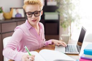 mujer trabajando en su computadora.jpg