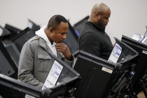 Votantes en Columbus, Ohio participan del voto temprano en la Comisión Electoral del condado Franklin. 