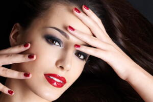 unhas-vermelhas-rosto.jpg
