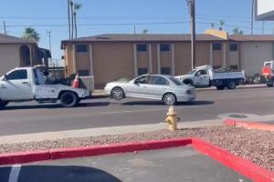 Hombre de la tercera edad muera aplastado por su vehículo en Phoenix