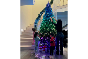 Georgina Rodríguez y sus hijos adornan su arbolito de Navidad, 2022 (2).png
