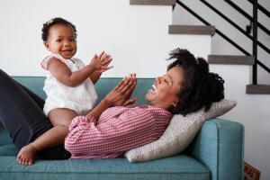 nina-pequena-cantando-con-su-mama.jpg