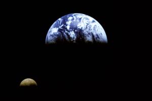 La Luna orbitando la Tierra.