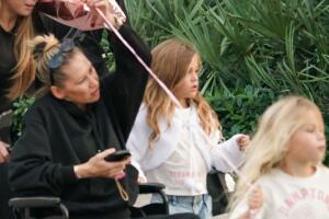 Ana Kournikova salió de compras en compañía de sus hijas.