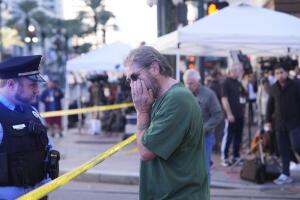 Edward Bruski se emociona en el lugar donde un vehículo atropelló a una multitud en Canal y Bourbon Street, Nueva Orleans, el miércoles 1 de enero de 2025. 