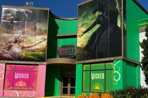 Wicked: The Experience en Universal Orlando ofrece una inmersión única en el mundo de Oz, con decorados y vestuarios inspirados en la película.