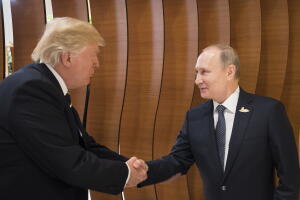  Donald Trump estrecha la mano del presidente ruso Vladimir Putin antes de la primera sesión de la cumbre del G-20 en Hamburgo, Alemania. 