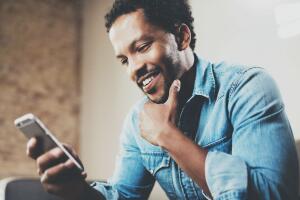 homem-celular-feliz-1-1400x800-1017.jpg