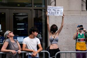 Protestan afuera del MSG