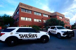 Arrestan a oficial de prisiones por golpear a recluso en el condado de Pima