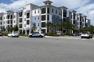 Agentes del Departamento de Policía de Orlando llegaron el viernes a las 12:55 del mediodía a un complejo de apartamentos ubicado en el 12000 de Pioneers Way. Un hombre pidió ayuda al 911 e informó que su novia estaba hablando de suicidarse y que tenía un cuchillo. 
