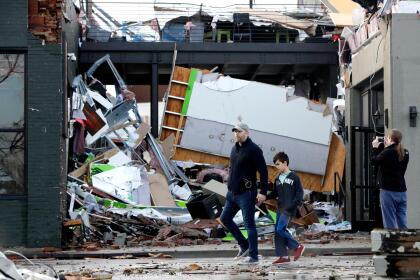 Escena de los destrozos causados por un tornado en la ciudad de Nashville. Varios condados del estado de Tennessee sufrieron el impacto de varios tornados, que dejaron hasta el momento 19 muertos y un número sin determinar de desaparecidos. (AP Photo/Mark Humphrey)