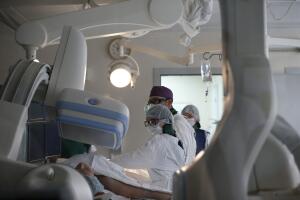 .A gang of doctors is doing surgery.Doctors do the operation to the patient