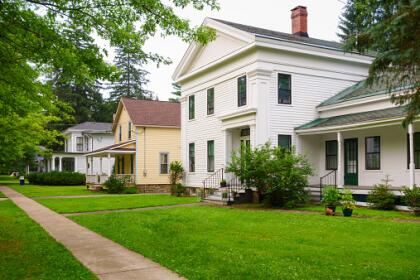 <b>3.- Ellicottville, Nueva York.- </b>Este es uno de los principales lugares donde los habitantes de la Gran Manzana acuden para alejarse de del ajetreo. Con tan solo 388 habitantes este lugar rodeado de montañas este lugar es ideal para turistas que buscan el contacto con la naturaleza. La ciudad ha prohibido a las franquicias nacionales abrir sucursales dentro de sus límites. <br>