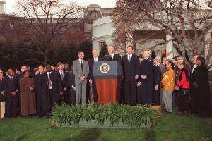 US President Bill Clinton(C), flanked members of t