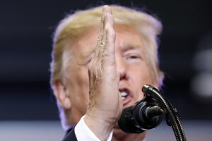 El presidente Donald Trump en un evento de campaña en Phoenix, el martes 22 de agosto