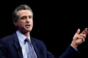 Gobernador de California firma una ley que permite a los inmigrantes indocumentados recibir tarjeta de identificación. 