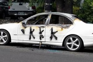 Prenden fuego y pintan 'KKK' en un vehículo¡