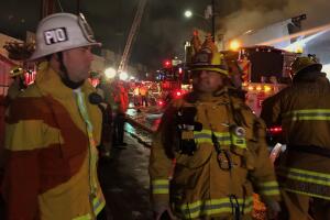 Incendio en un almacén de distribución en Boyle Heights, en Los Ángeles