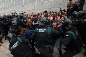 Los enfrentamientos entre la policía y los votantes fueron más violentos en Barcelona.