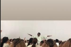 kanye west en servicio religioso