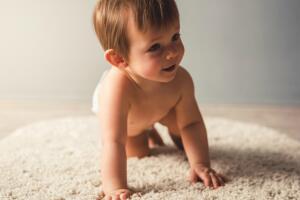 bebe-engatinha-chao-0617-1400x800.jpg