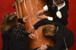 La familia Pinal sobre el féretro de Silvia Pinal