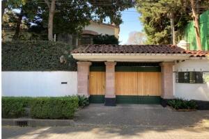Casa del cardenal en el barrio La Florida, Ciudad de México.