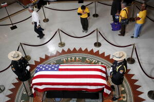 Féretro de John McCain en el Capitolio de Arizona. 