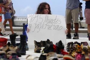 Cientos de zapatos adornan Capitolio en San Juan por muertos por ciclón María