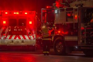 Explosión de fuego artificial deja herida de gravedad en la mano a una niña en Staten Island.