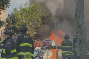Caen dos postes de electricidad en Coney Island, aplastan autos y provocan incendio.