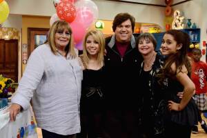 Dan Schneider junto a Jennette McCurdy y Ariana Grande en 'Sam & Cat' en junio de 2013.