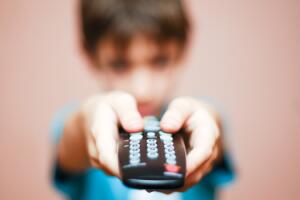 menino-tv-controle-remoto.jpg