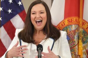 Ashley Moody nació en Plant City, Florida, y proviene de una familia con tradición en el derecho y la política, lo que influyó en su trayectoria.