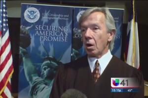 Juez de San Antonio genera controversia al hablar de Trump en una ceremonia de ciudadanía