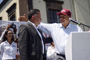 El exfiscal Santiago Nieto junto al candidato López Obrador durante un acto de campaña en Tlaquepaque, Jalisco.
