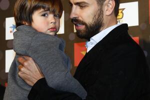 Shakira y Piqué con Milan y Sasha en una entrega de premios.