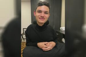 Joven con distrofia muscular aprendió a leer en YouTube y ahora su libro se convierte en un best seller. 