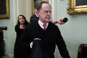Pat Toomey podría ser el cuarto voto que necesitan los demócratas para poder llamar testigos.