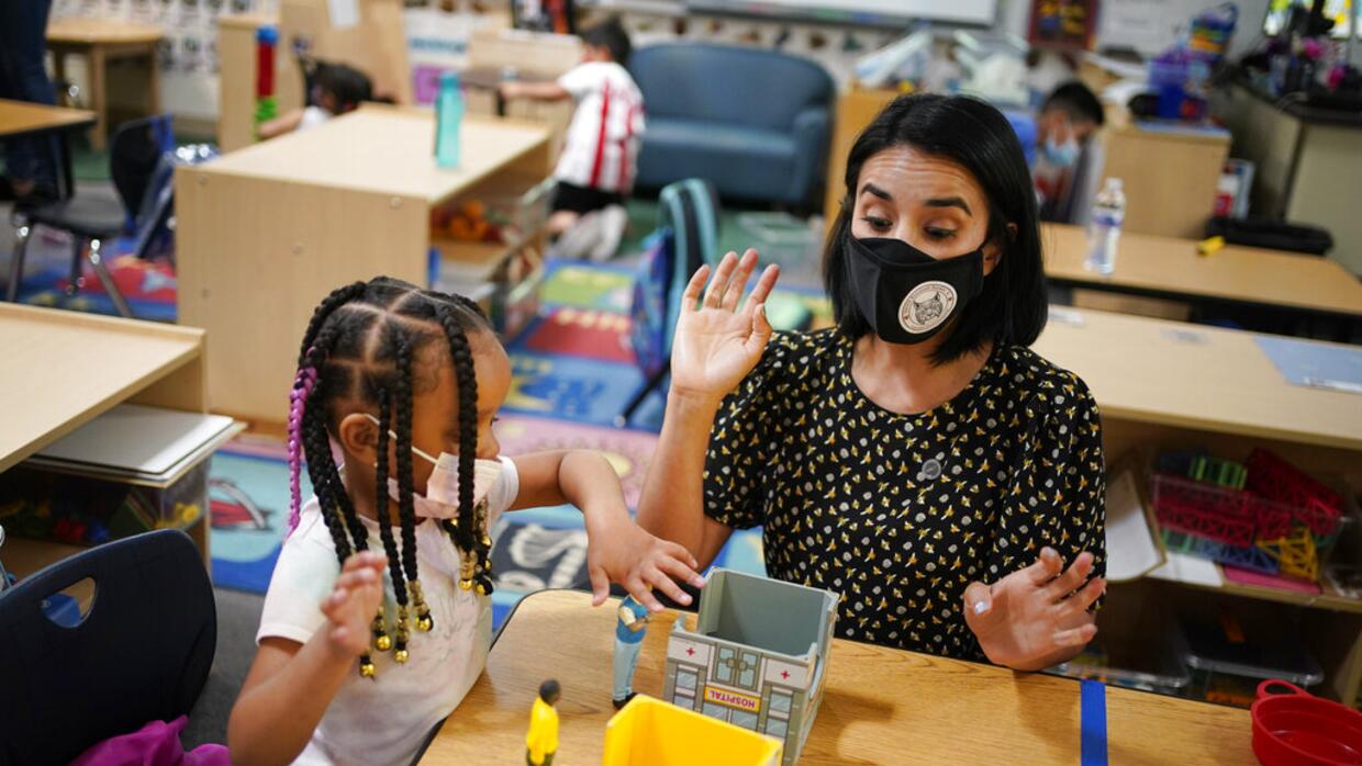 Juliana Urtubey, la colombiana que migró a EEUU cuando era niña y se  convirtió en Maestra Nacional del Año | Noticias Univision Educación |  Univision