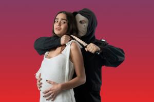 Personajes Sola y Embarazada en un Estacionamiento Abandonado