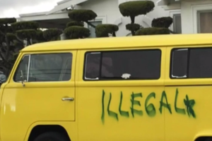 "Ilegal", la pintada en la furgoneta de un latino nacido en EEUU