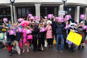 Protestan contra política nombres de Facebook