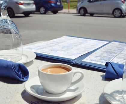 <b>Larios on the Beach</b> <b><i>, </i></b>le brinda la mejor vista de Ocean Drive, mientras se toma su auténtico café cubano. Si tiene suerte, se encontrará a sus dueños Emilio Y Gloria Estefan.
