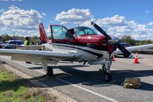 avioneta aterrizaje emergencia carretera 290 Travis County Texas piloto ileso tráfico Austin