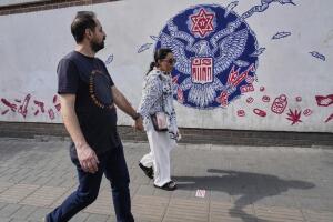 Personas pasan junto a un mural antiestadounidense patrocinado por el Estado, pintado en la pared de la antigua embajada de Estados Unidos en Teherán, Irán, el miércoles 7 de mayo de 2025.
